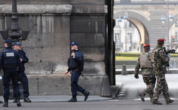 EN DIRECT LIVE : Attaque de militaires au Louvre: Visiblement «une attaque à caractère terroriste» annonce Bernard Cazeneuve