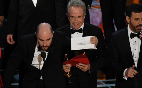 Oscars 2017, l'énorme bourde: Warren Beatty se trompe de gagnant pour l'Oscar du meilleur film !