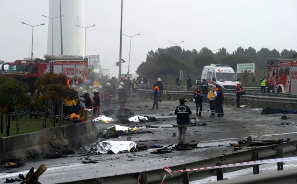 Istanbul: un hélicoptère s'écrase, 5 morts dont des Russes Au moins cinq personnes sont mortes lorsqu'un hélicoptère s'est écrasé vendredi à Istanbul avec sept passagers à bord, dont quatre Russes, ont rapporté les médias turcs, ajoutant que l'accide
