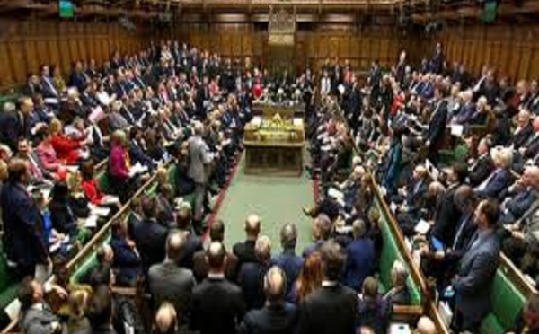 Le Royaume-Uni interdit aux députés l'emploi d'un proche
