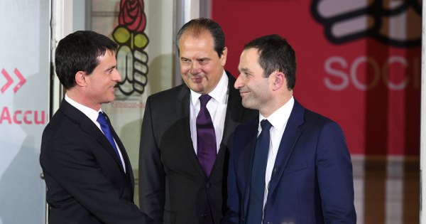 ​Une militante socialiste porte plainte contre le PS après le soutien de Valls à Macron