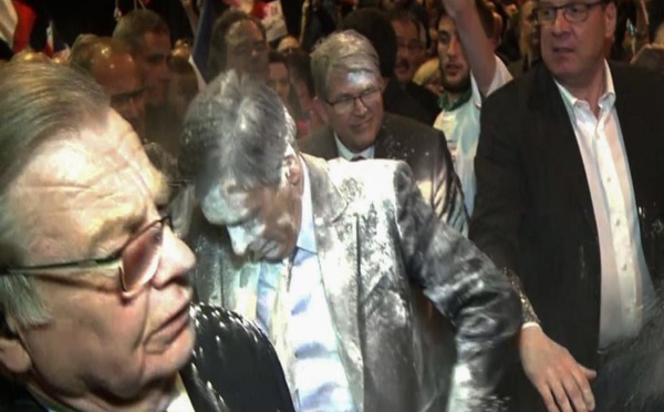 France: enfariné, François Fillon dénonce un «acharnement impitoyable»
