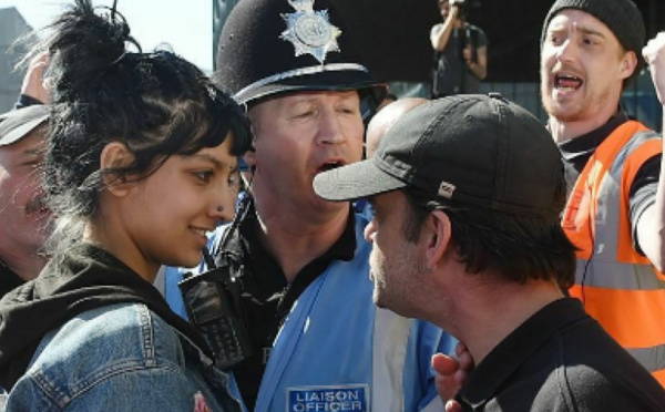 La photo d’une manifestante défiant un extrémiste fait le tour du web