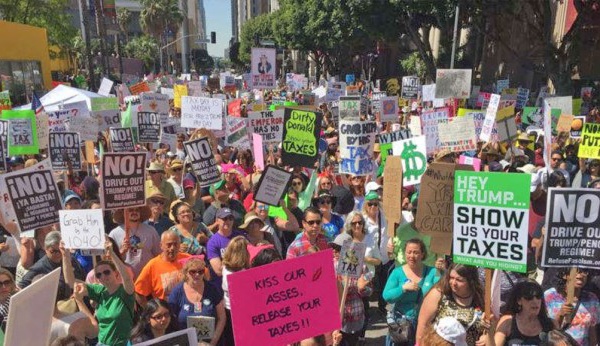 États-Unis – Des manifestants réclament les déclarations d’impôts de Trump