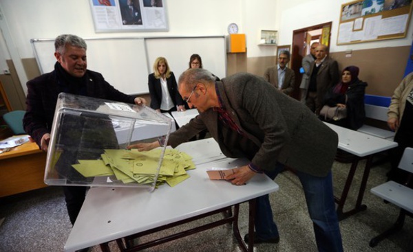 Référendum en Turquie : résultats serrés, le oui l'emporterait