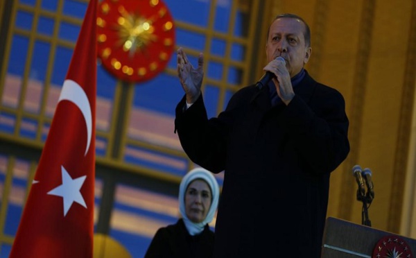 Turquie: plus fort que jamais, Erdogan balaie les critiques étrangères