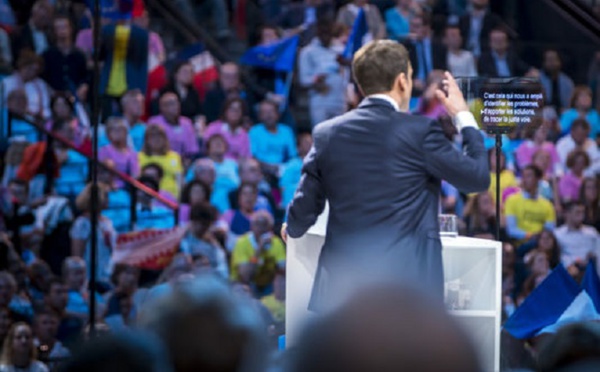 Emmanuel Macron termine la campagne « sur la ligne de crête »