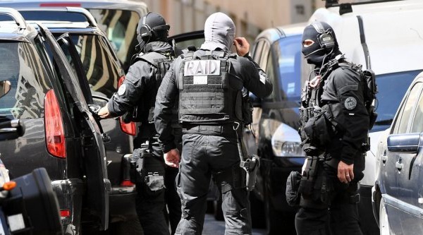 Attentat déjoué : trois kilos d'explosif, des armes et un drapeau de l'EI saisis