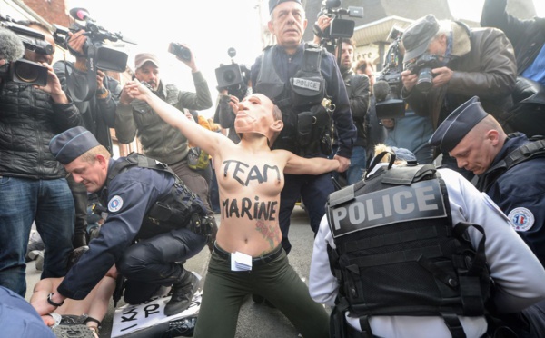 Des Femen arrêtées à Hénin-Beaumont près du bureau de vote de Marine Le Pen