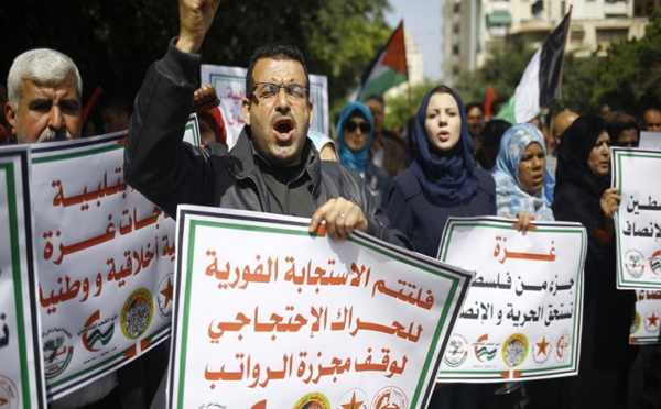 Les fonctionnaires de la bande de Gaza attendent le versement de leur salaire