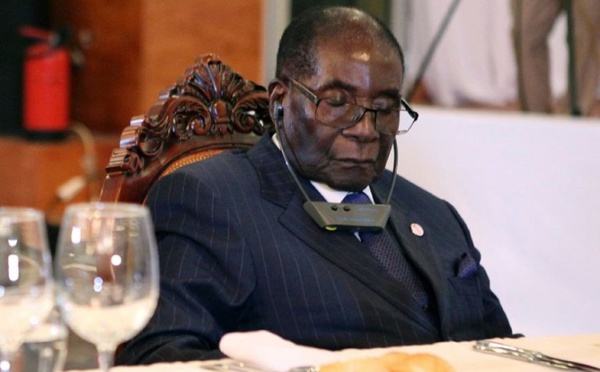 Zimbabwe : Mugabe ne s’endort pas en public, il repose ses yeux