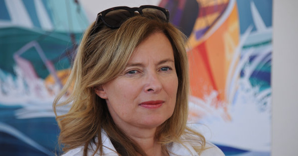 Valérie Trierweiler souhaite "bon courage" à Brigitte Macron