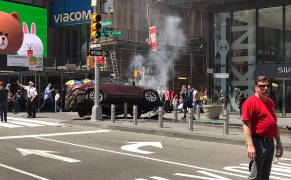 URGENT - USA: Un véhicule fonce sur des piétons dans Times Square à NewYork : Au moins 10 personnes blessées