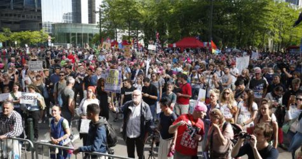 Des milliers de personnes manifestent contre la venue de Trump à Bruxelles