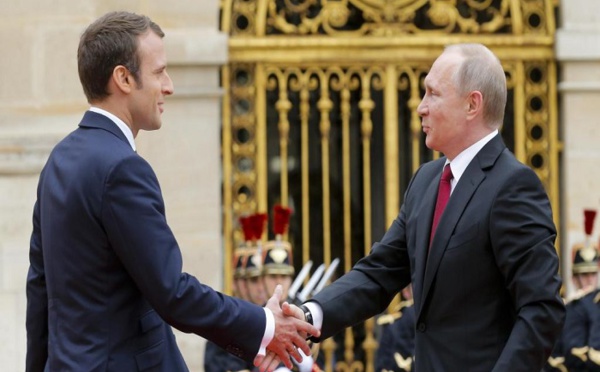 Emmanuel Macron accueille Vladimir Poutine sous les ors de Versailles