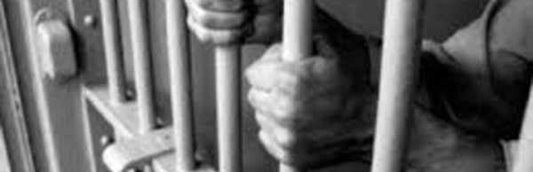 ​4 Tunisiens condamnés à un mois de prison pour avoir mangé en public pendant le ramadan