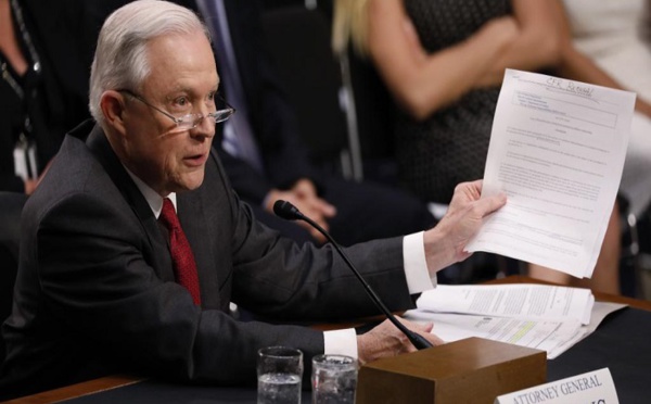 Etats-Unis: les oublis et les démentis de Jeff Sessions