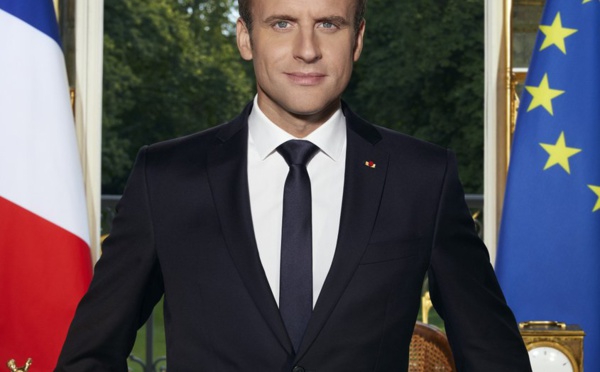 Emmanuel Macron publie sa photo officielle et devient la risée des "photomonteurs" dans le Web