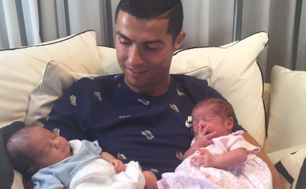 Cristiano Ronaldo présente ses jumeaux 