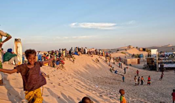 Au Mali, une scène nomade au milieu des sables