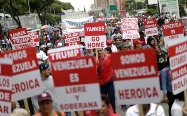 Les Vénézuéliens dans la rue pour manifester contre la menace militaire des Etats-Unis