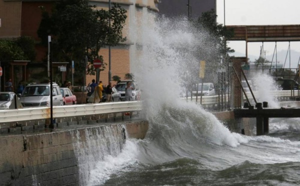 Alerte maximale decrétée à Hong Kong : Le typhon Hato déferle avec des vents à170 kms/h enregistrées... Regardez !