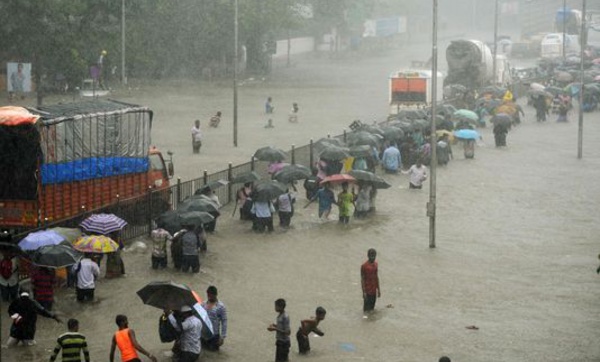 Bombay paralysée par les pluies diluviennes de la mousson