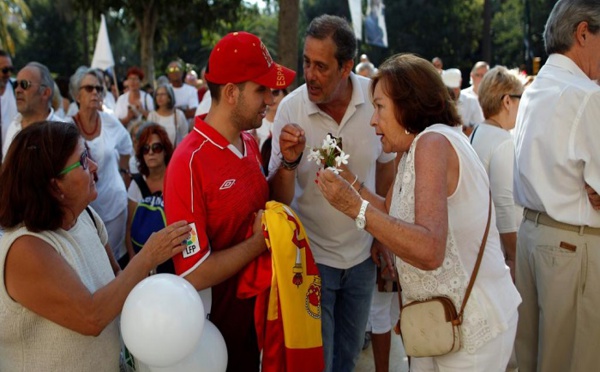 Catalogne: des milliers d'Espagnols appellent au dialogue, Rajoy reste ferme