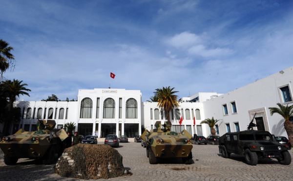 Tunisie: 2 policiers poignardés devant le Parlement