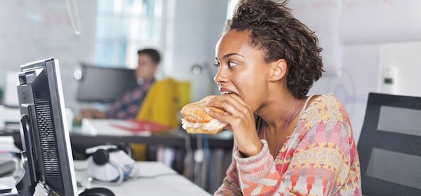 ​Manger trop vite: la mauvaise habitude qui augmente le risque d`AVC