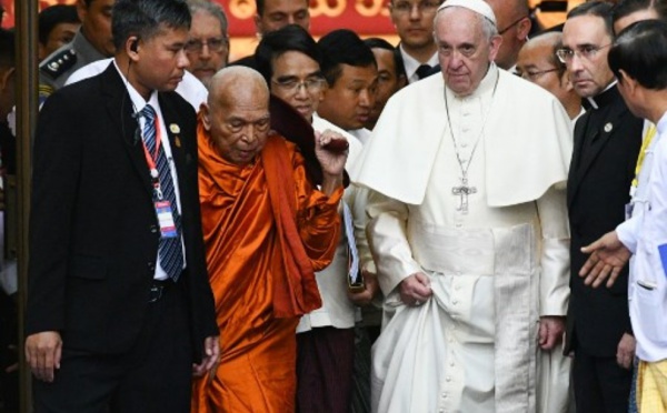 En voyage en Birmanie, le Pape François exhorte les bouddhistes à dépasser "préjugés" et "haine"