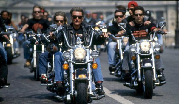 Obsèques de Johnny Halliday : 700 bikers l'accompagnent à sa dernière demeure... Regardez !!!