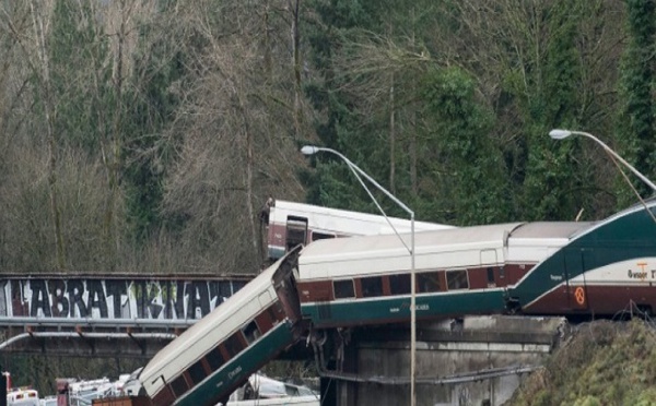 Etats-Unis: un train déraille et atterrit sur l'autoroute