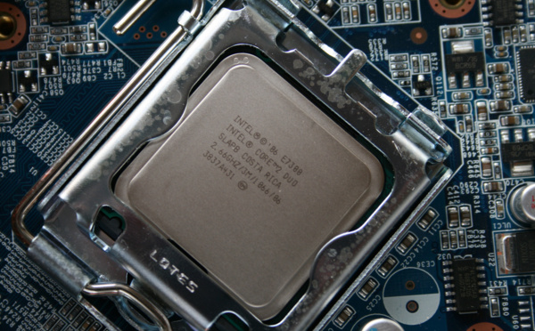 Une faille sur les puces Intel crée un vent de panique mondial