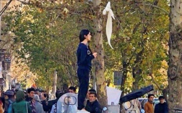 Iran : Une trentaine de femmes arrêtées pour avoir ôté leur voile en public