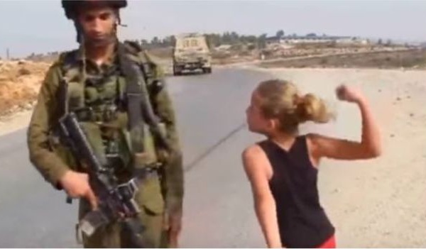 ​Une Palestinienne gifle un soldat israélien