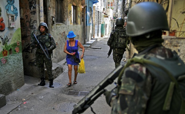 Brésil : Le Président Temer convoie l'armée au coeur de Rio, après le Carnaval