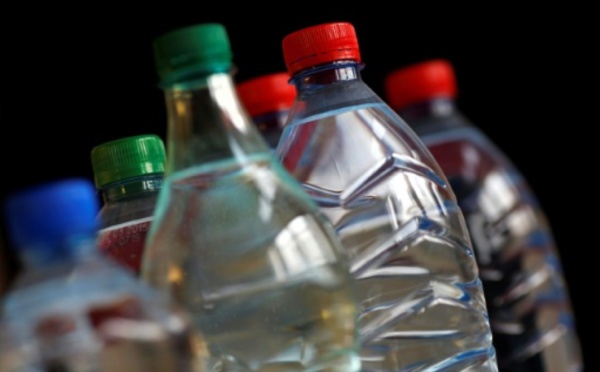 ​L'eau en bouteille de plusieurs marques contaminée par des particules de plastique