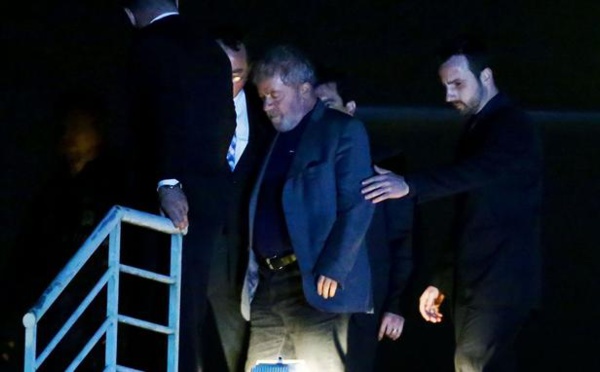 Au Brésil, l'ancien président Lula passe sa première nuit en prison