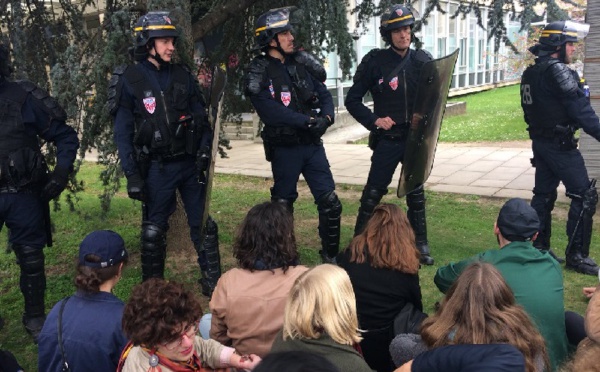 A Nanterre, les étudiants bloqueurs délogés par l’intervention musclée des CRS
