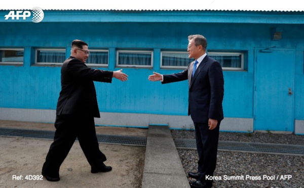 Cette poignée de main historique entre les deux Présidents des deux Corées sur la ligne de démarcation