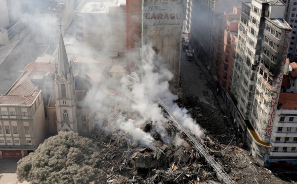 Un immeuble de 24 étages s'effondre au Brésil : le bilan des victimes est encore inconnu