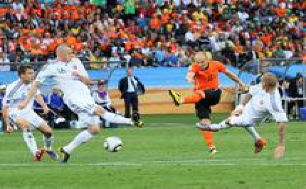 (Vidéo) Foot-CM: Avec Robben, les Pays-Bas passent à l’orange