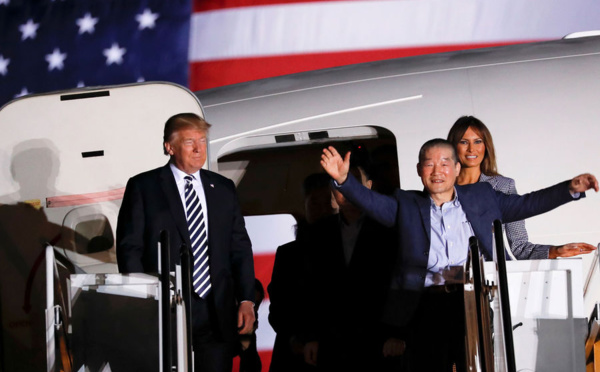 Donald Trump accueille les trois Américains libérés par Pyongyang