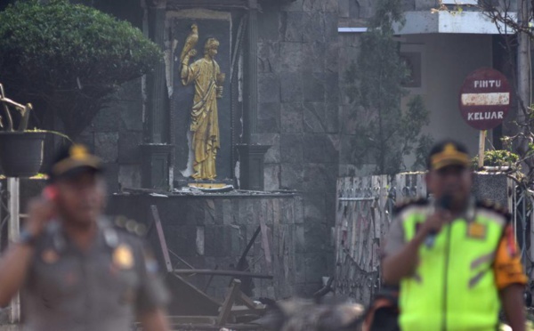Indonésie: trois attentats contre des églises ensanglantent la ville de Surabaya