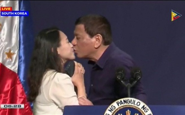 Le Président philippin embrasse une femme mariée en public et crée la polémique