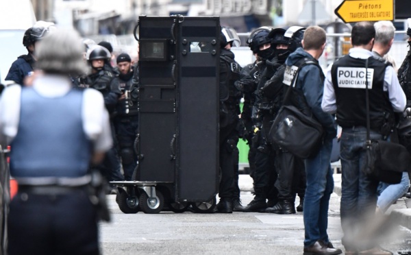 Fin de la prise d'otage à Paris : l'auteur interpellé et les otages libérés sains et saufs
