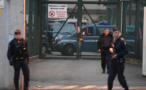 ​France : un détenu prend en otage une surveillante dans une prison