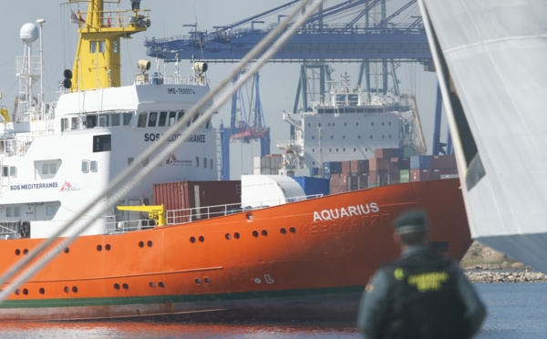 L'Aquarius fait son entrée dans le port espagnol de Valence