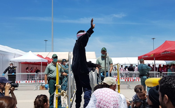 Vidéo - A leur débarquement sur le port de Valence, les 106 migrants rescapés de l'Aquarius chantent et dansent